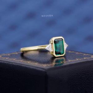 Anillo de tres piedras exclusivamente hecho a mano Forma de Esmeralda cultivada en laboratorio Anillo de oro sólido de 10K Anillo de ajuste de bisel en forma de Esmeralda - Product Image 2