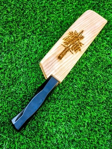 Cuchillo de Supervivencia de Acero al Carbono Bellamente Diseñado, Hecho a Mano, con Funda de Cuero y Madera Fácil de Agarrar para Acampar. - Product Image 6