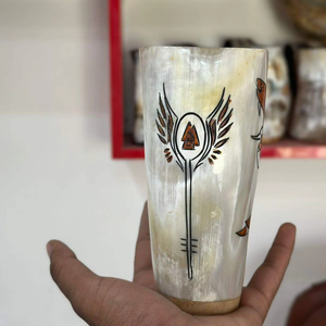 Vaso Vikingo de Cuerno de Búfalo Tallado Artesanalmente, Ecológico, Hecho a Mano, Estilo Nórdico, Color Natural, 6 Pulgadas, Personalizado - Product Image 1