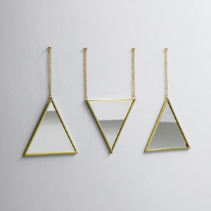 Décorations de maison modernes, mini-miroirs encadrés de laiton de formes personnalisées avec chaîne pour suspension murale, écologiques et légers - Product Image 1