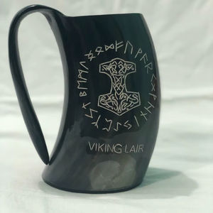 Mug en corne naturelle fait à la main, écologique, avec surface polie durable, style floral, logo personnalisable - pour les bars à domicile et les mariages - Product Image 1