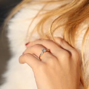 Bague de fiançailles Moissanite coupe ovale 8x6mm avec marquise et pierres latérales rondes | Bijoux fins de mariage de mariée - Product Image 6