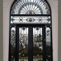 Porte en fer forgé sur mesure avec des motifs en spirale artistiques et une finition en poudre durable pour une longévité accrue