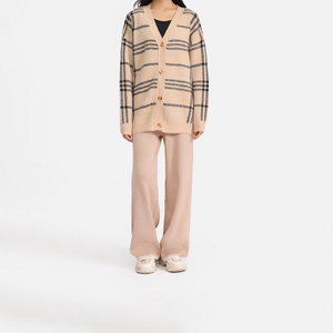 เสื้อคาร์ดิแกนไหมพรมผู้หญิงสั่งทำขายส่ง เสื้อโค้ทไหมพรมปักลายสำหรับฤดูหนาว ทรงหลวมแบบไหล่ตก ติดกระดุม ผ้าฝ้าย - Product Image 1