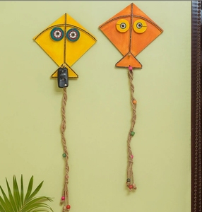«Kite Pals» Décoration murale peinte à la main en bois de pin Décoration murale en bois sculpté à la main pour ferme et style campagnard - Product Image 2