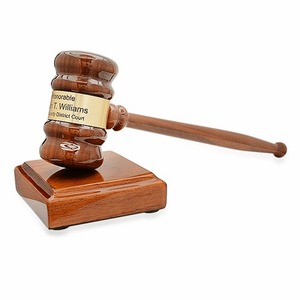 Boutique de cadeaux d'affaires |   Marteau de juge maçonnique en bois avec bande dorée personnalisée, personnalisation spécifique de la loge. - Product Image 1