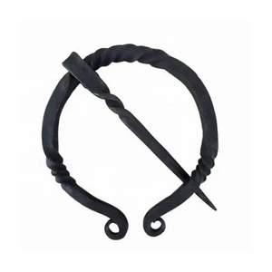 Fermoir torsadé en fer forgé à la main personnalisé Broche torsadée en tissu/cape Fermoir torsadé en fer forgé médiéval Style Viking et Penannulaire - Product Image 2