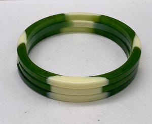 Bracelet jonc élégant en résine acrylique verte et blanche, classique et stylé, bijou unisexe tendance pour anniversaire ou soirée, idéal pour femme - Product Image 6
