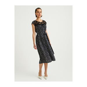 Vestido BGN Viscon con Cuello de Encaje de Corte Amplio, Accesorios para Vestidos de Trabajo, Modelo S23D354 - Product Image 3