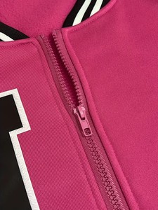 2025 nueva chaqueta universitaria de alta calidad hecha a medida para mujer cuerpo de lana y mangas de cuero brillante chaqueta de béisbol con letras a la venta - Product Image 4