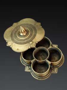 Boîte à épices en laiton intemporelle pour les besoins quotidiens de la cuisine indienne, offrant un rangement durable et élégant - Product Image 5