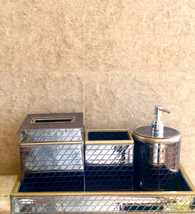 Un Baño de cuatro piezas en un acabado metálico oscuro con un patrón de diamantes acolchado y una bandeja con adornos dorados. - Product Image 1