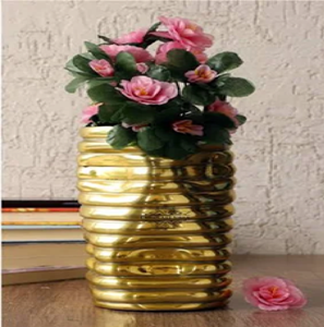 Elegante jarrón de aluminio en tono dorado con un diseño de pedestal clásico con un cuerpo texturizado, perfecto para exhibiciones florales de lujo - Product Image 1