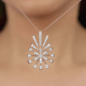 Colgante de Diamante Sinhaparni en Oro Rosa Premium con un Sofisticado Diseño de Joyería - Product Image 5