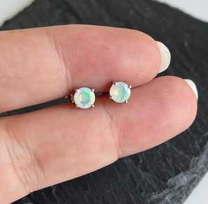 Boucles d'oreilles délicates en opale blanche avec design rond à griffes en argent sterling 925, cadeau de pierre de naissance d'octobre pour elle - Product Image 1