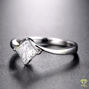 Anillo de compromiso de corte princesa personalizado, joyería clásica de boda solitaria para mujer en plata de ley - Product Image 4