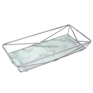 Elegante bandeja rectangular dorada con fondo de cristal y diseño geométrico único, perfecta para exhibir artículos decorativos - Product Image 5