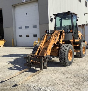 2011 Compact pour chargeur sur pneus Case 321E avec composants de noyau de pompe à moteur à productivité maximale et cylindre hydraulique Parker - Product Image 1