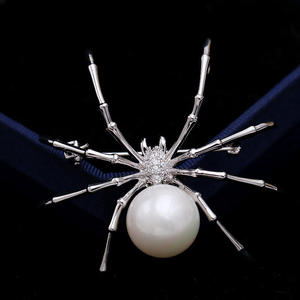 Broche Jeulia tendance en forme d'araignée avec perles blanches et cristaux en strass - Product Image 4