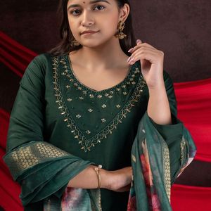 Elégant ensemble Roman Kurti en viscose avec broderie à la main Floral Dupatta et pantalon assorti pour tenue festive et décontractée - Product Image 2