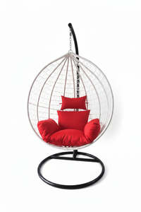 Fauteuil suspendu blanc avec support noir et coussin rouge - Fauteuil balançoire d'extérieur en rotin - Product Image 3