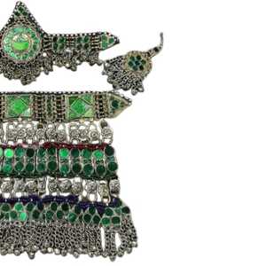 Elegantes y hermosos pendientes tradicionales inspirados en hojas verdes y doradas con detalles delicados e intrincados y numerosos. - Product Image 3