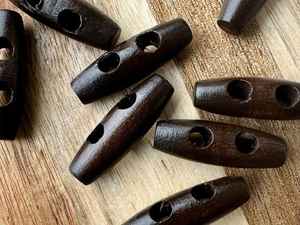 กระดุม2รูสำหรับเสื้อผ้าเด็กรูปแตรทำจากไม้สีน้ำตาลและสีธรรมชาติ - Product Image 3