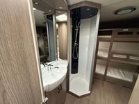 Achetez une caravane de voyage légère, imperméable, à double essieu, d'occasion en bon état, 6 couchages, avec cuisinière et douche