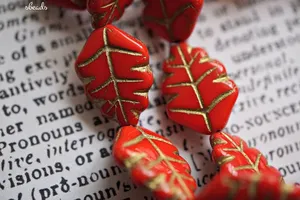 Perles tchèques réalistes de qualité supérieure en forme de feuille rouge perles complexes en cristal au chalumeau et en verre avec motifs de veines - Product Image 2