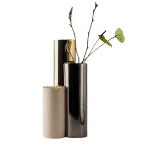 Vase en métal doré géométrique de luxe, parfait pour la réception de mariage, la décoration de scène d'événement et les arrangements floraux en provenance d'Inde - Product Image 5