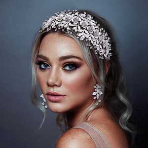 ที่คาดผม Bridella BHP349-S สีเงินประดับมุกและคริสตัลลายดอกไม้ สำหรับงานแต่งงาน งานพรอม และงานพิธีการต่างๆ - สวมใส่สบาย - Product Image 1