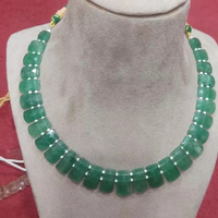 Collier de perles fantaisie en pierre précieuse d'aventurine naturelle à facettes unilatérales et pépite un accessoire unique et élégant