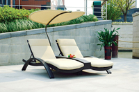 Chaise longue individuelle en aluminium avec coussin imperméable pour une relaxation maximale, design moderne pour l'ameublement extérieur et l'utilisation hôtelière