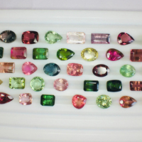 Lot de 58 pierres précieuses naturelles multi-tourmalines de haute qualité, lustre AAA, polissage parfait, certifiées IGI, coupes variées 5-10mm, 103 carats pour