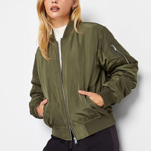 Chaqueta Bomber para Mujer con Logotipo Personalizado, Diseño OEM de Tendencia, Venta Directa de Fábrica, Ligera, Acolchada con Algodón, con Remaches - Product Image 1