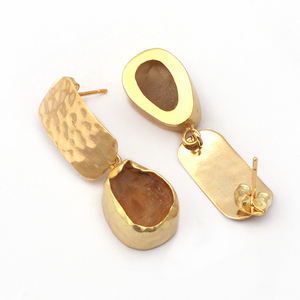 Pendientes hechos a mano con piedras preciosas de citrino en bruto, pendientes de gota con textura chapada en oro martillado, pendientes de tuerca a la moda para mujer, venta al por mayor - Product Image 2