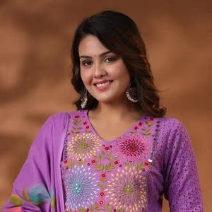 Diseñador exclusivo bordado de algodón puro y trabajo de corte Kurta y emparejado con Pantalón recto con conjunto Dupatta impreso digital - Product Image 3