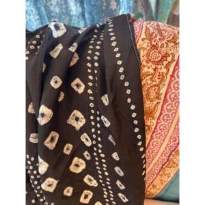 Pañuelo Cuadrado de Seda de Lujo FOLKLORE K25 con Estampado Bandhani, Diseño Digital Personalizado con Letras de Leopardo Dibujadas a Mano para Primavera/Verano - Product Image 1