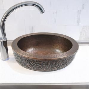 Lavabo de salle de bain en cuivre martelé fait à la main, finition antique, lavabo rond pour hôtels de luxe et maisons historiques, OEM. - Product Image 3