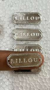 Etiqueta metálica personalizada grabada con cuidado para bolsos y ropa, símbolo de estilo, fuerza y belleza atemporal, hecha para durar por siempre. - Product Image 6