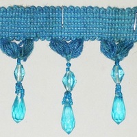 Robe spéciale en cristal perlé faite à la main de couleur personnalisée en gros, dentelle de perles pendantes à frange avec pompon