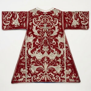 Vestimenta Litúrgica de Lujo en Terciopelo Rojo con Bordado a Mano en Hilo Plateado, Túnica para Sacerdote, Sotana para Clérigo - Product Image 1