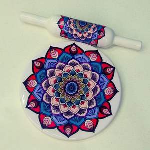 Fabricant de roti en bois brun de style floral, belan en bois avec impression émaillée, objet de collection indien, écologique, compatible micro-ondes et four - Product Image 1