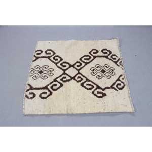 Tapis turc vintage, tapis de 3x3,1 pieds, petit tapis à bordures blanches - Product Image 3