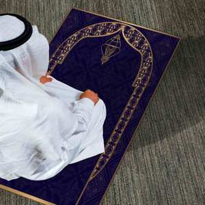 พรมละหมาดสีน้ำเงินกรมท่า: พรมพิมพ์ลายดีไซน์หรูหราสำหรับการสวดมนต์ พรมบางแบบไม่ถักทอ - Product Image 4