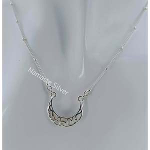 Collar con Colgante de Luna Plateado Hecho a Mano, Diseño Filigranado, Joyería Minimalista con Perla, Regalo de Amor para San Valentín - Product Image 5