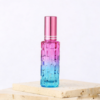 Flacon vaporisateur de parfum coloré JUXINDA 10 ml, adapté pour distribuer des liquides hydratants et des parfums.