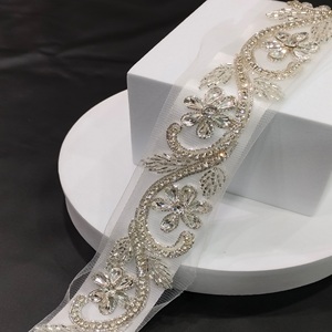 Tela de encaje de diamante plateado único hecha a mano, Perla de cristal adornada, elegante borde de fantasía, tela de encaje de perla de cristal - Product Image 2