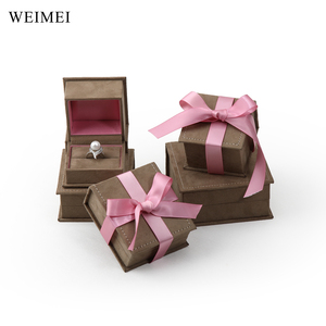 WEIMEI Boîte à bijoux collier en velours avec logo en relief Boîte à bagues de fiançailles personnalisée en daim avec sac pour collier - Product Image 1