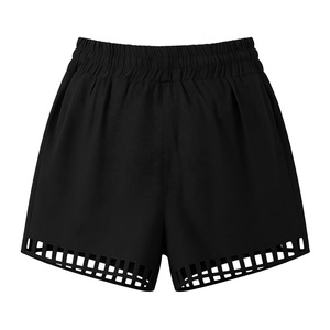 Shorts de Yoga Borgoña de Cintura Alta para Mujer con Ribete Crema, Ajuste Deportivo, Tejido de Punto, Spandex, Poliéster, Shorts Deportivos - Product Image 4
